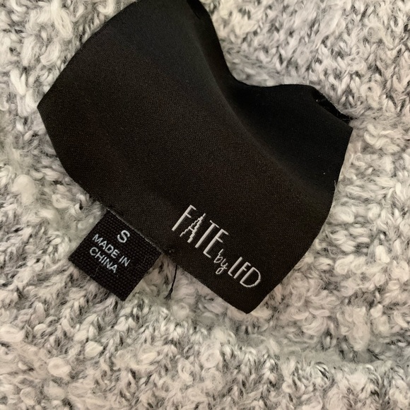 Cute bell sleeve sweater - Picture 3 of 3